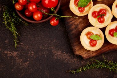 Mini tart kiraz domates ile