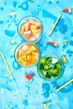 Sağlıklı Detoks narenciye suyu ya da limonata.