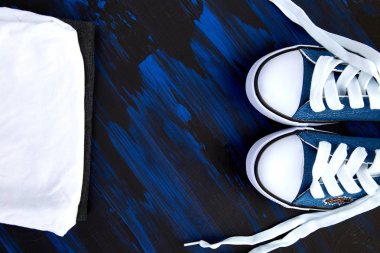 Kadın spor ayakkabı ayakkabı ve tişört düz lay