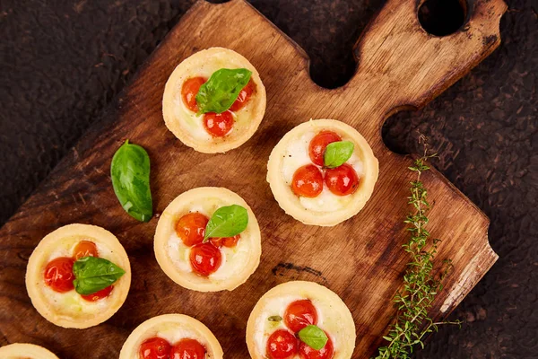 Mini tarts with cherry tomatoes — Stock Photo, Image