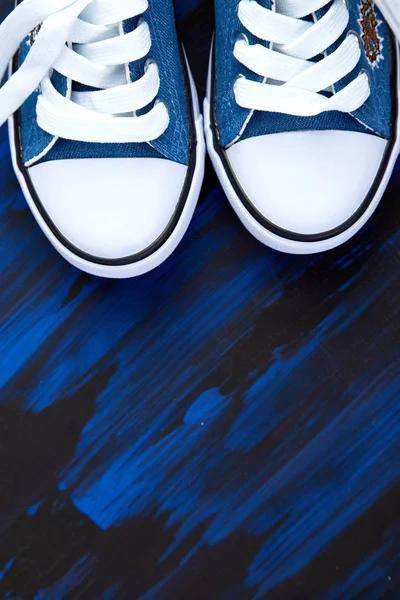 Плоская укладка женских или мужских кроссовок — стоковое фото