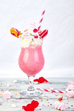 Pembe aşırı milkshake berry rasberry ile