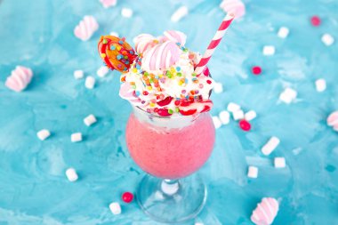 Pembe aşırı milkshake berry rasberry ile