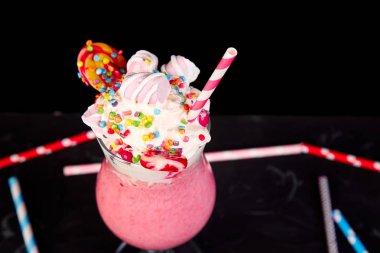 Pembe aşırı milkshake berry rasberry ile