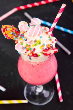 Pembe aşırı milkshake berry rasberry ile