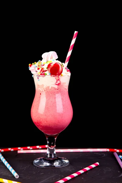 베리 rasberry와 핑크 극단적인 밀크 — 스톡 사진