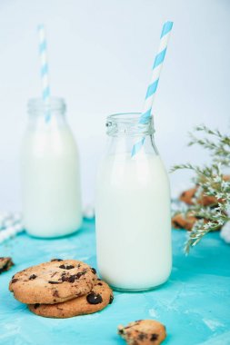 Süt şişeleri ile çikolatalı kurabiye. 