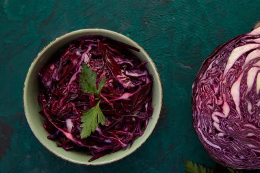 Kabın içinde rendelenmiş kırmızı lahana.