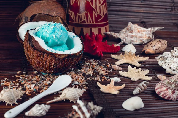 Helado azul en un tazón de coco. Vacaciones de verano —  Fotos de Stock