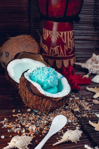 Blue ice cream i kokos skål. Sommarsemester — Stockfoto