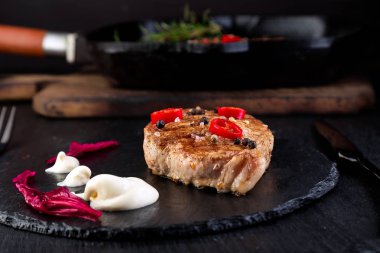 Izgara domuz biftek kayrak plaka üzerinde.