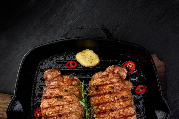 Carne de cerdo a la parrilla en sartén — Foto de Stock