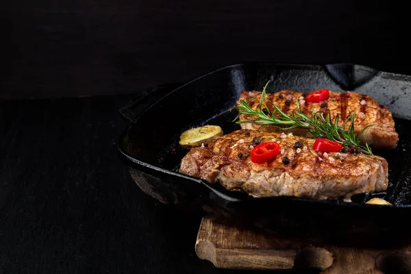 Grilled pork steak in grill pan — Stock Photo, Image
