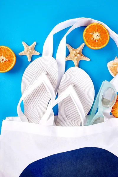 Summer beach bag with flip flops, — Stock Photo, Image