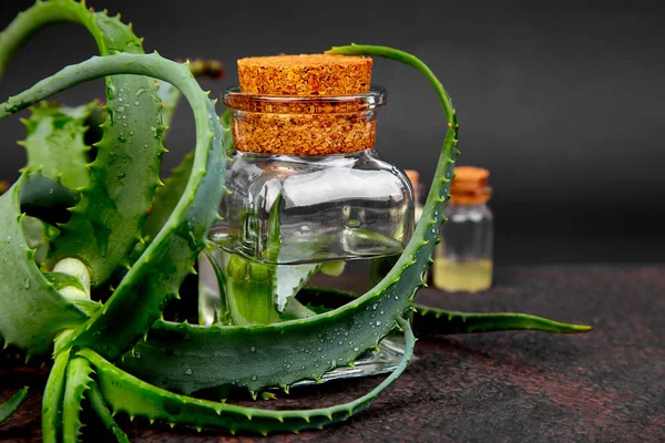 Aloe Vera Minyak Dalam Botol Kaca Dan Handuk Untuk Spa — Stok Foto