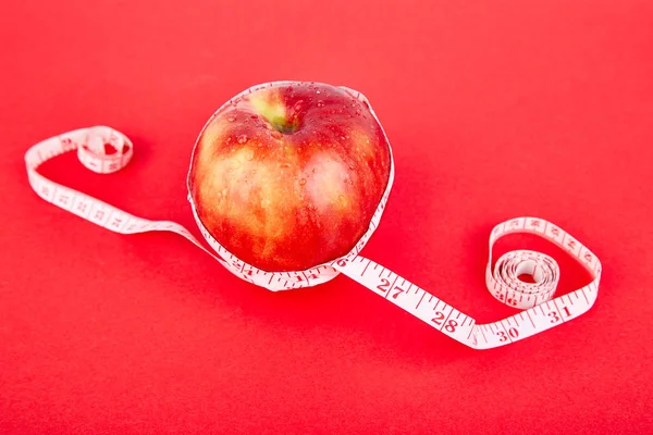 Fita Medição Enrolada Torno Uma Maçã Vermelha Como Símbolo Dieta — Fotografia de Stock