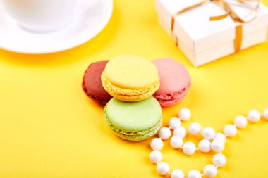 Tatlı tatlı Macaron veya kahve, renkli badem çerezler, kek ile acıbadem kurabiyesi. Tebrik kartı. Hediyeler veya hediye. Kadın ya da anneler günü. Günaydın, Odaya Servis Kahvaltı. Bahar. Düz yatıyordu. Uzay kopyalayın. Minimalizm