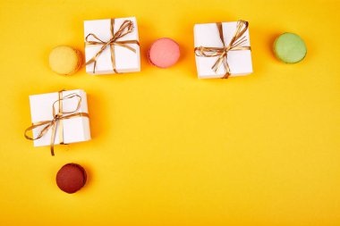 Tatlı tatlı Macaron veya acıbadem kurabiyesi, renkli badem çerezler, kek. Tebrik kartı. Hediyeler veya hediye. Kadın ya da anneler günü. Bahar. Düz yatıyordu. Uzay kopyalayın. Minimalizm