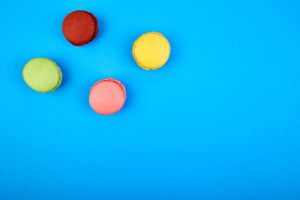 Süßes Dessert Macaron Oder Makronen Auf Blauem Papier Hintergrund Bunte — Stockfoto