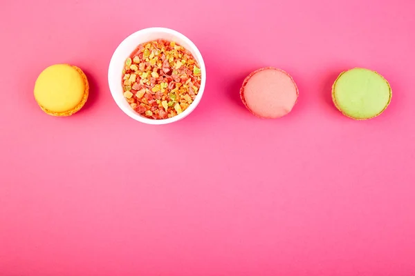 Süßes Dessert Macaron Oder Makronen Auf Rosa Papier Hintergrund Bunte — Stockfoto