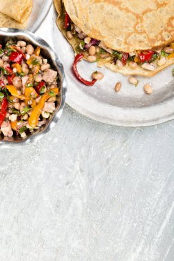 Tuzlu karabuğday krep beyaz fasulye, kırmızı ve sarı biber, maydanoz ve tavuk. Mexican Quesadilla. Üstten Görünüm. Kopya alanı.