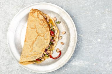 Tuzlu karabuğday krep beyaz fasulye, kırmızı ve sarı biber, maydanoz ve tavuk. Mexican Quesadilla. Üstten Görünüm. Kopya alanı.