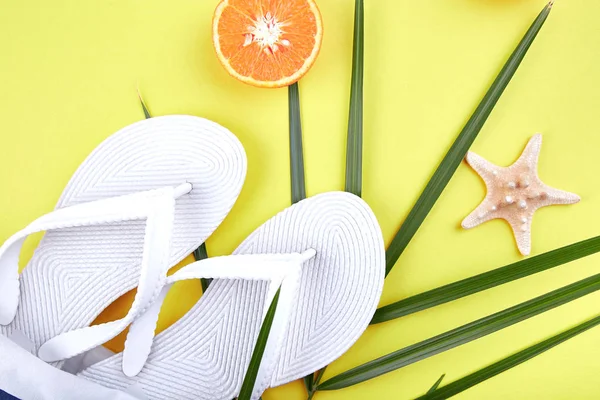 Summer Beach Bag White Flip Flops Seashells Orange Fruit Yellow — Stock Photo, Image