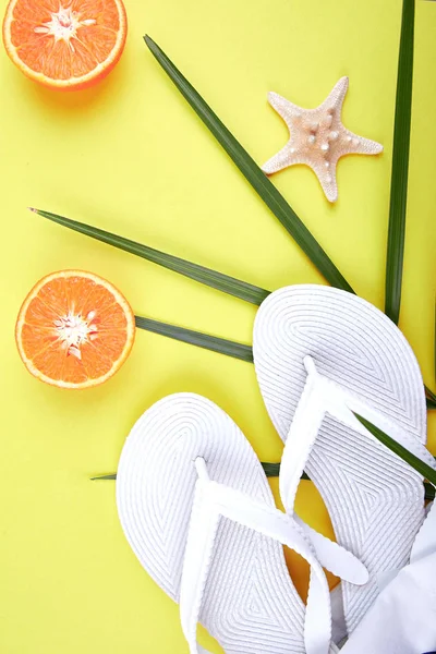 Summer Beach Bag White Flip Flops Seashells Orange Fruit Yellow — Stock Photo, Image