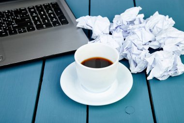 Arama fikirler kavram. Buruşuk kağıt fikir. Modern çalışma alanı ile defter ya da laptop, kahve. Natürmort, iş, ofis, banka donatımı veya eğitim kavramı.
