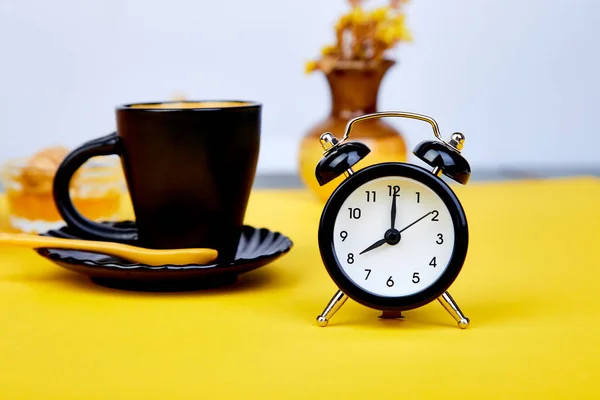 Koffie Ochtend Muesli Ontbijt Met Fruit Buurt Van Zwarte Wekker — Stockfoto