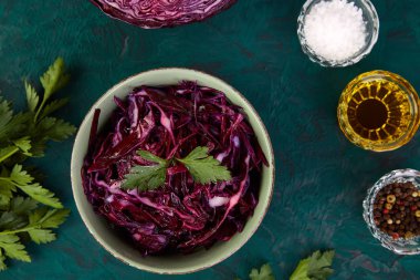 Kase yeşil zemin üzerine rendelenmiş kırmızı lahana. Vejetaryen sağlıklı yiyecekler. Diyet. Üstten Görünüm.