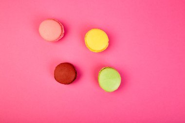 Tatlı tatlı Macaron veya pembe kağıt arka plan, renkli Badem Çerezler, kek acıbadem kurabiyesi. Tebrik kartı. Kadın gün ya da anneler günü. Bahar. Düz yatıyordu. Uzay kopyalayın. Minimalizm