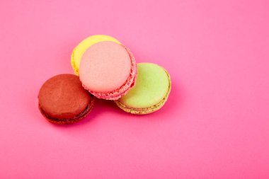 Tatlı tatlı Macaron veya pembe kağıt arka plan, renkli Badem Çerezler, kek acıbadem kurabiyesi. Tebrik kartı. Kadın gün ya da anneler günü. Bahar. Düz yatıyordu. Uzay kopyalayın. Minimalizm