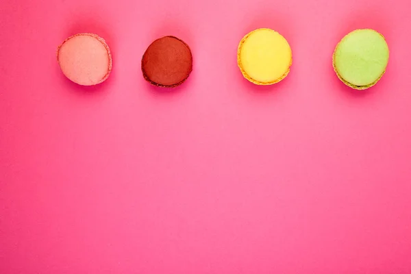 Süßes Dessert Macaron Oder Makronen Auf Rosa Papier Hintergrund Bunte — Stockfoto