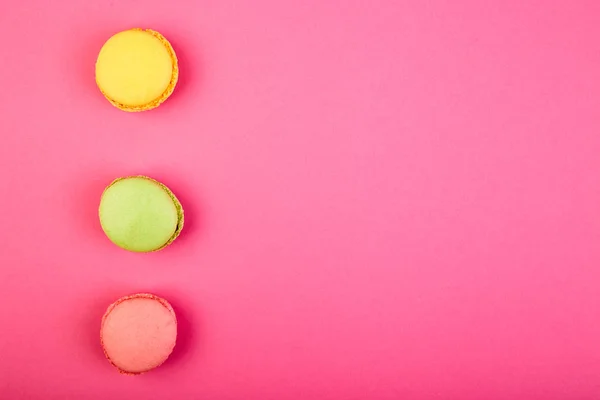 Süßes Dessert Macaron Oder Makronen Auf Rosa Papier Hintergrund Bunte — Stockfoto
