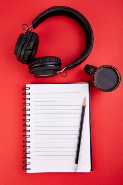 Kulaklık ve kahve siyah