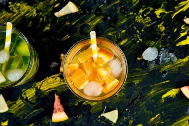 Sağlıklı Detoks narenciye suyu ya da limonata.