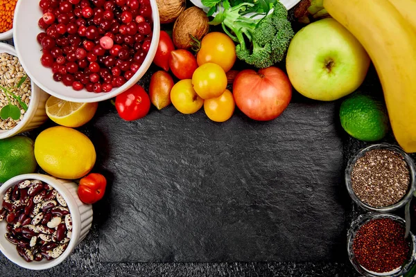 Alkalisk kost, ren mat. Friska vegetariska säsong, falla mat matlagning bakgrund. — Stockfoto