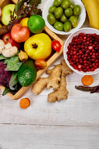 Superfoods Zdrowe jedzenie na białym tle. Wybór diety wegańskiej. — Zdjęcie stockowe