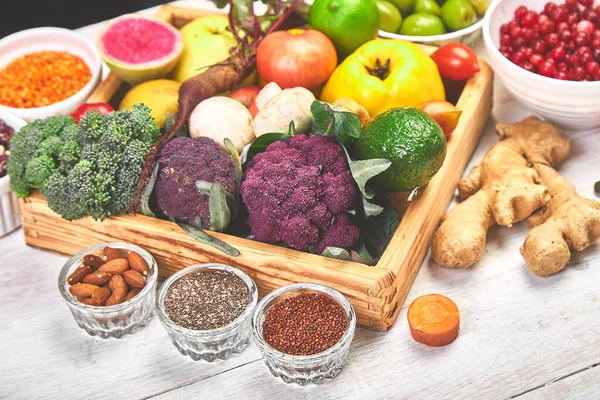 Здорове збалансоване вегетаріанське харчування. інгредієнти для приготування . — стокове фото