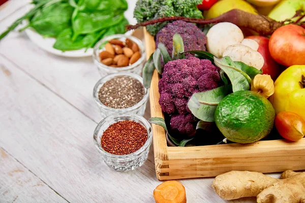 Органическая пища для здорового веганского питания. Вегетарианская еда — стоковое фото