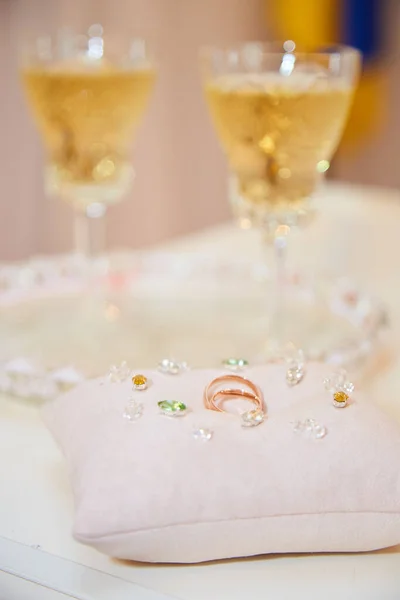 Two Glasses Champagne Pillow Wedding Rings — Stock Photo, Image