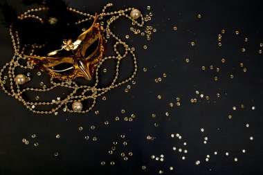 Siyah ve Altın karnaval maskesi. Üstten görünüm maskeli balo arka plan görüntüsü. Düz yatıyordu. Mardi Gras kutlamaları kavramı. Kopya alanı.
