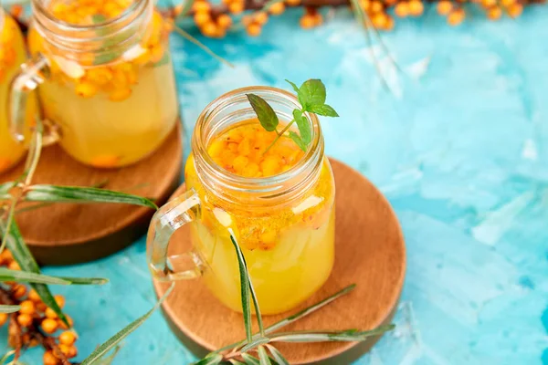 Vitaminic saludable té de espino cerval de mar con jengibre y miel y bayas de espino cerval de mar — Foto de Stock
