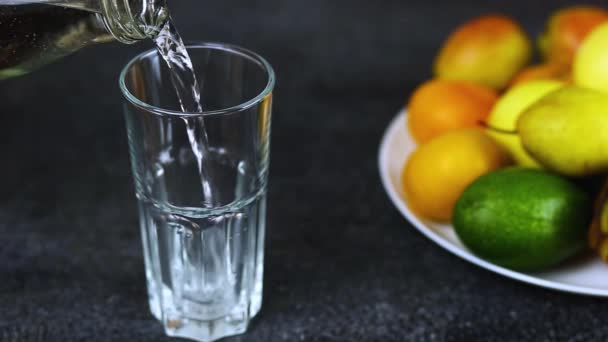 Cerca de las manos de la mujer vierte agua pura en el vidrio — Vídeos de Stock