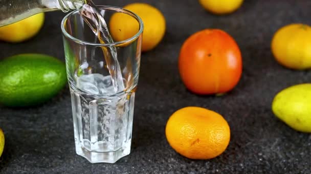 Cerca de las manos de la mujer vierte agua pura en el vidrio — Vídeos de Stock