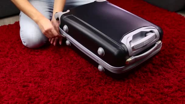 Images Gros Plan Femme Emballage Des Bagages Pour Voyage — Video