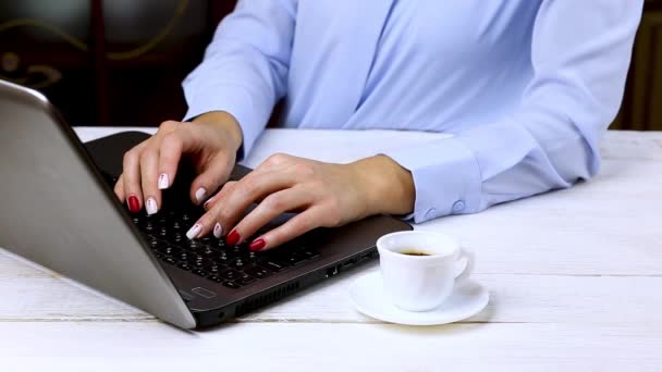 직장에서 커피를 마시며 노트북으로 타이핑하는 여성의 모습을 — 비디오