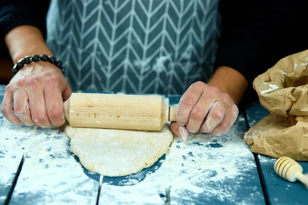 Baker Χέρια Προετοιμασία Φρέσκια Ζύμη Πλάστη Στο Τραπέζι Της Κουζίνας — Φωτογραφία Αρχείου