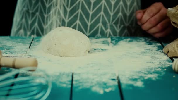 焼きたての生地をキッチンテーブルの上に巻きピンで準備しています 小麦粉の表面に生地を形成する男 パスタ スパゲティ ピザのフードコンセプト — ストック動画